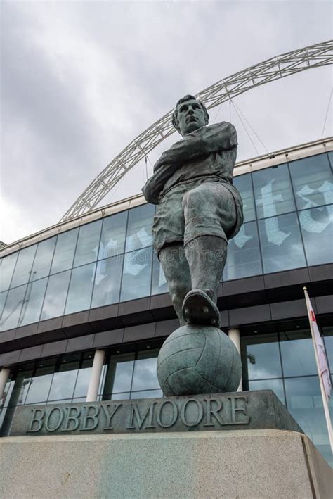 Statua di Bobby Moore davanti al Wembley Stadium