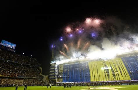 Vista interna dello stadio La Bombonera con tifosi sugli spalti