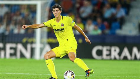 Pau Torres in azione con la maglia del Villarreal