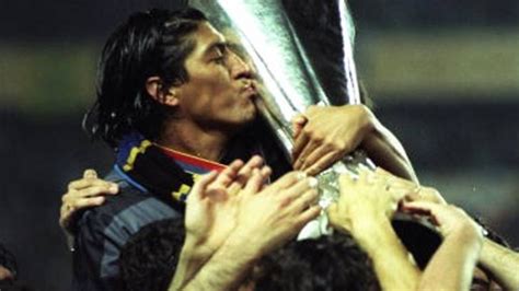 Iván Zamorano con la Coppa UEFA