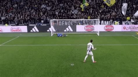 Dusan Vlahovic che sbaglia un calcio di rigore