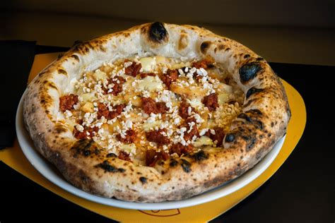 Pizza al forno con ingredienti freschi