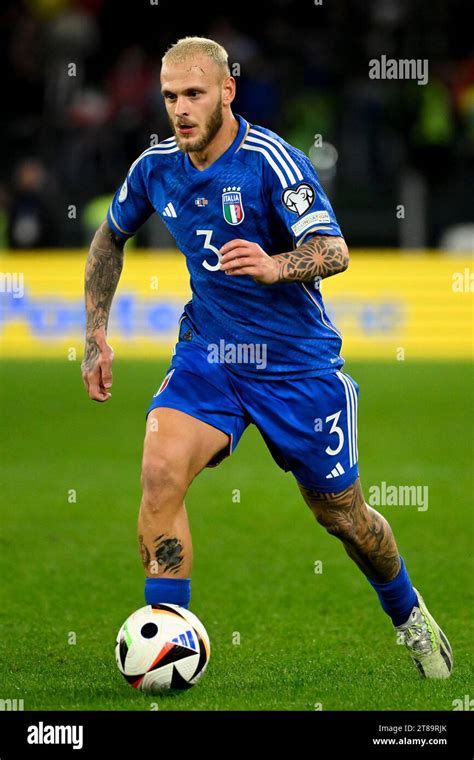 Federico Dimarco in azione durante una partita