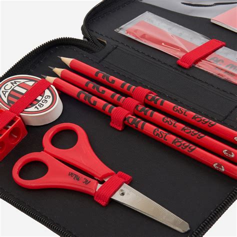 Dettaglio del logo Milan su un astuccio