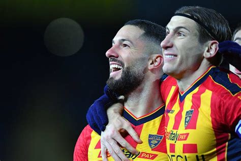 Fotografia dei giocatori del Lecce che esultano dopo un gol