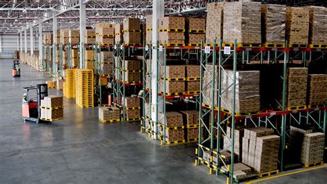 Magazzino con scaffali e carrelli elevatori