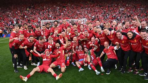 Foto dei giocatori del Liverpool che celebrano la vittoria della Champions League