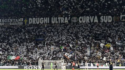 Foto dei tifosi dell'Udinese e del Pisa allo stadio