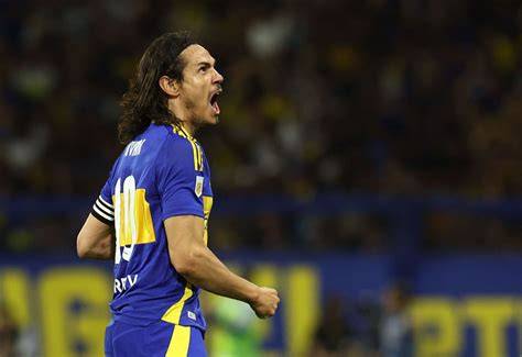 Edinson Cavani festeggia un gol
