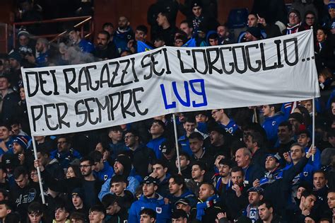 Striscioni di tifosi napoletani con messaggi creativi per lo scudetto