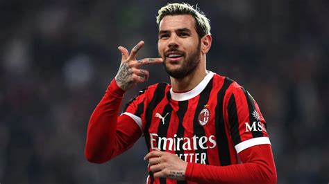 Theo Hernandez in azione con la maglia del Milan