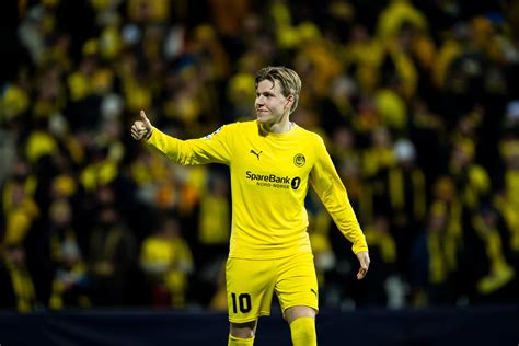 Jens Petter Hauge esulta dopo il gol