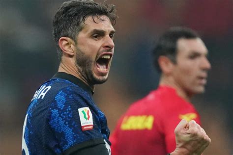 Andrea Ranocchia che segna in semirovesciata