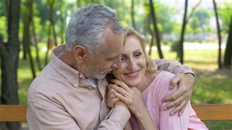 Coppia che si abbraccia in un contesto romantico