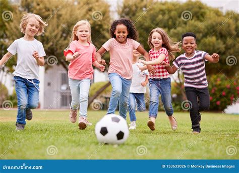 Bambini che giocano a calcio in un parco