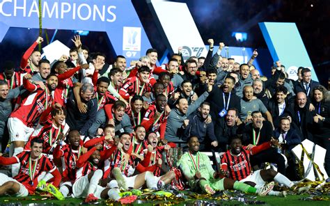 Immagine di Cristiano Ronaldo che alza la Supercoppa Italiana