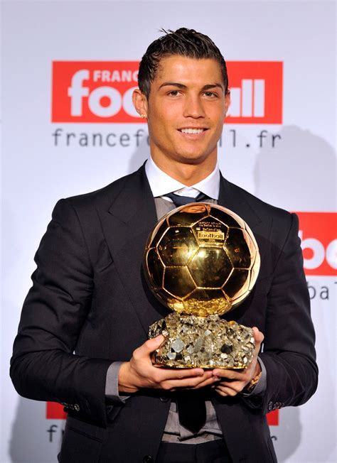 Cristiano Ronaldo che alza il suo primo Pallone d'Oro