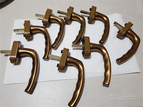 Esempi di finiture per maniglie cremonesi