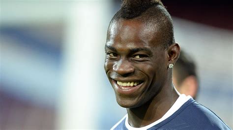 Mario Balotelli con il pallone in mano