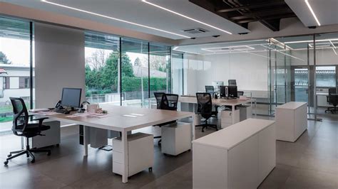 Ufficio moderno con grafici finanziari