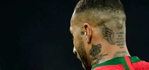 Illustrazione di tatuaggi calcistici bizzarri