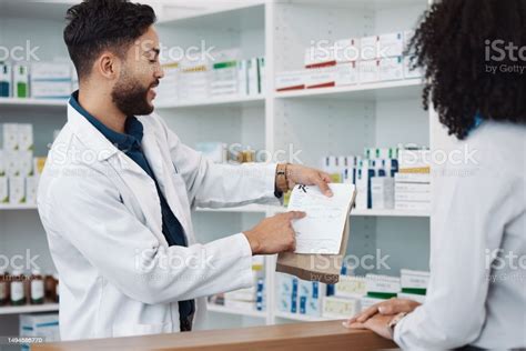 Professionista che parla con un cliente per un'assicurazione