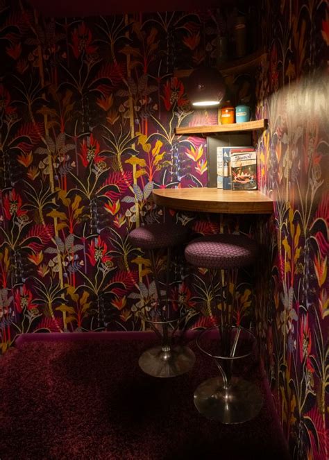 Interno del Cane and Grain con arredamento in stile speakeasy