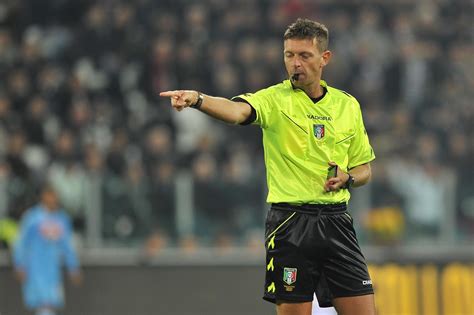 Un arbitro che fischia un rigore