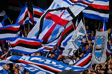Foto dei tifosi della Sampdoria arrabbiati fuori dallo stadio