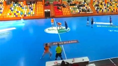 Giocatore di futsal che colpisce un arbitro