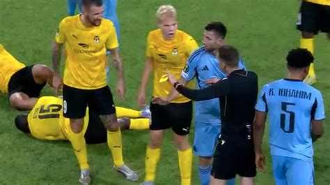 Arbitro con la mano sul volto dopo uno schiaffo