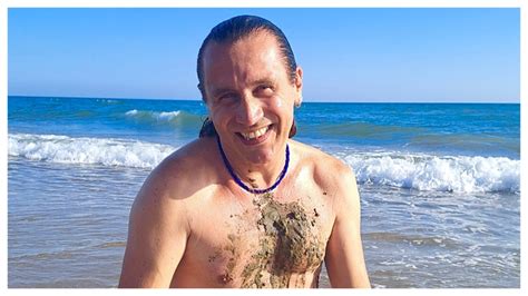 Giuseppe Povia che canta