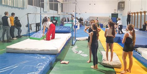 atleti che si allenano alla ginnastica artistica