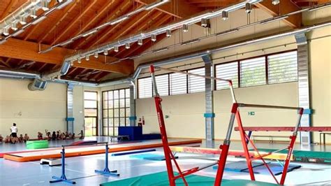 interno di una palestra attrezzata per ginnastica artistica