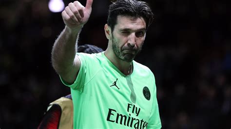 Gianluigi Buffon con la maglia del Paris Saint-Germain