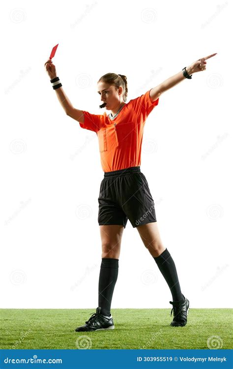 giovane arbitro che fischia