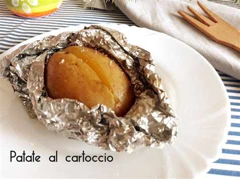 Preparazione patate al cartoccio con alluminio