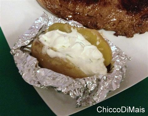 Patate al cartoccio farcite con panna acida e bacon