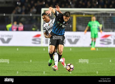 Alex Sandro in azione durante una partita della Juventus