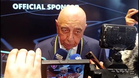 Adriano Galliani che parla ai microfoni
