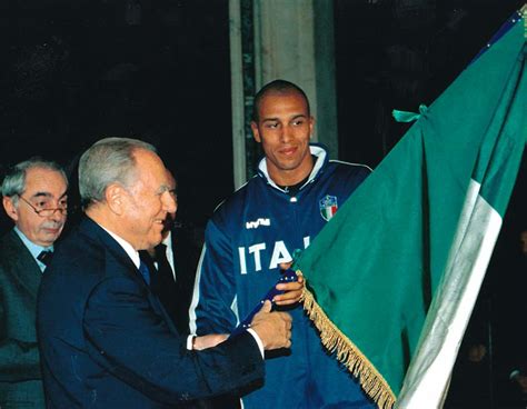 Carlton Myers porta la bandiera italiana alle Olimpiadi di Sydney 2000
