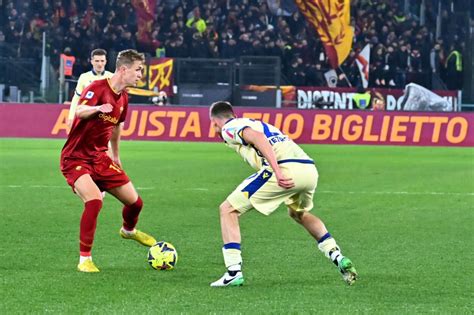 Liam Brady esulta dopo aver segnato il rigore contro il Catanzaro