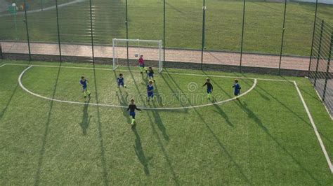 Giovani calciatori che si allenano in un campo da calcio