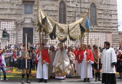 Processione del Corpus Domini con ostensorio