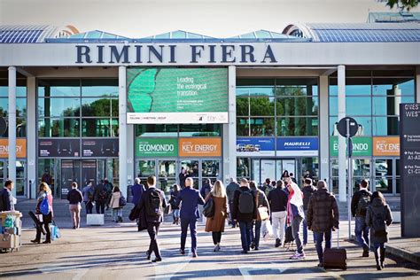 Vista aerea della Fiera di Rimini con molte persone
