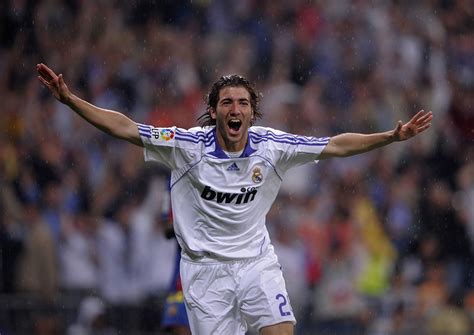 Gonzalo Higuaín esulta dopo un gol con il Real Madrid