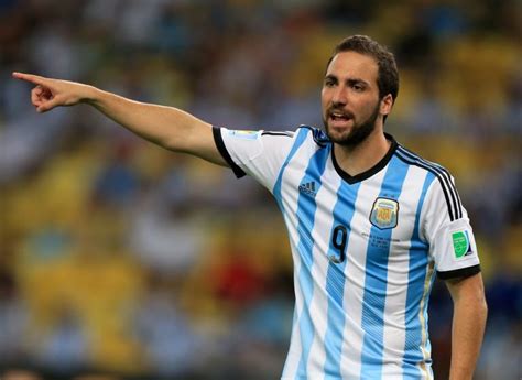 Gonzalo Higuaín in conferenza stampa per annunciare il ritiro