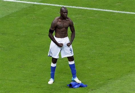 Mario Balotelli esulta dopo un gol