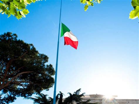 Bandiera a mezz'asta in segno di lutto