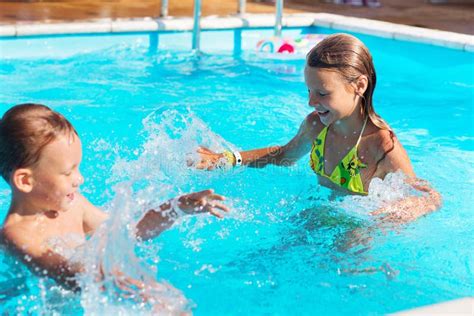 Bambini che si divertono nella piscina a onde di Acquaworld